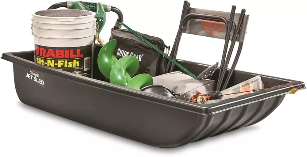 Pilkkiahkio täynnä kalastusvälineitä